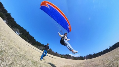 ソロフライト体験で基本操作を練習する参加者（朝霧高原のパラグライダー体験）