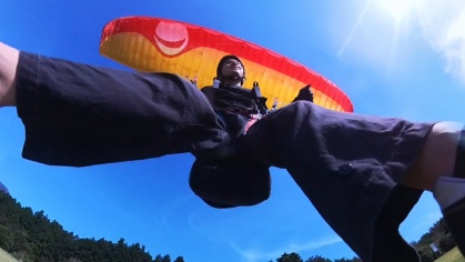 朝霧高原でソロフライト体験に挑戦する参加者（初心者向けパラグライダー）