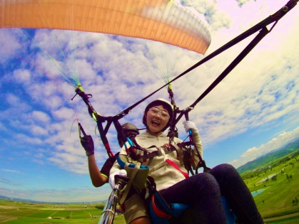 空中でリラックスした表情を見せる初心者のパラグライダー体験
