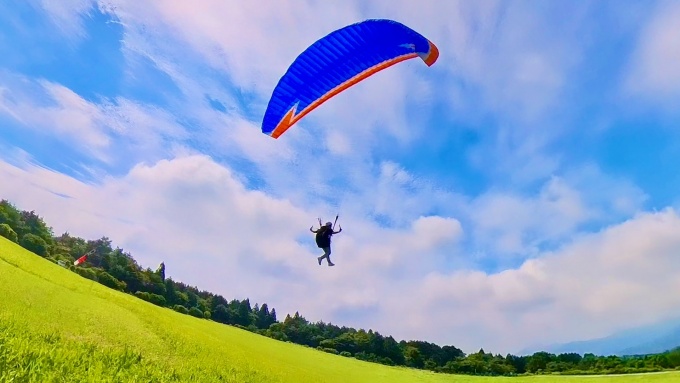 インストラクターサポート付きで自分で操縦に挑戦する体験。失敗を学びに変え、仲間やカップルと楽しめるプログラム。朝霧高原で開催