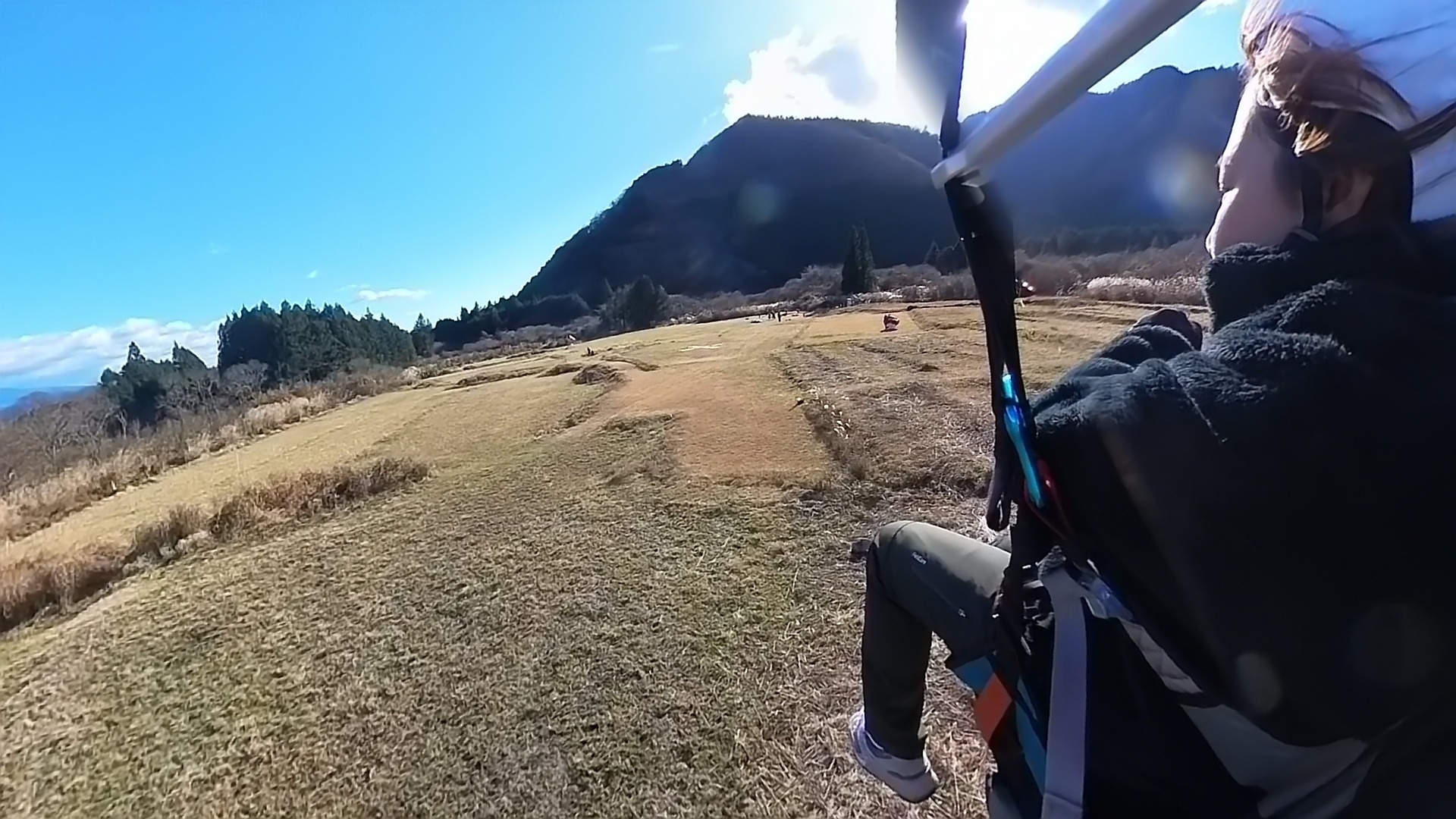 パラグライダーで着地する際に足を下ろしている様子