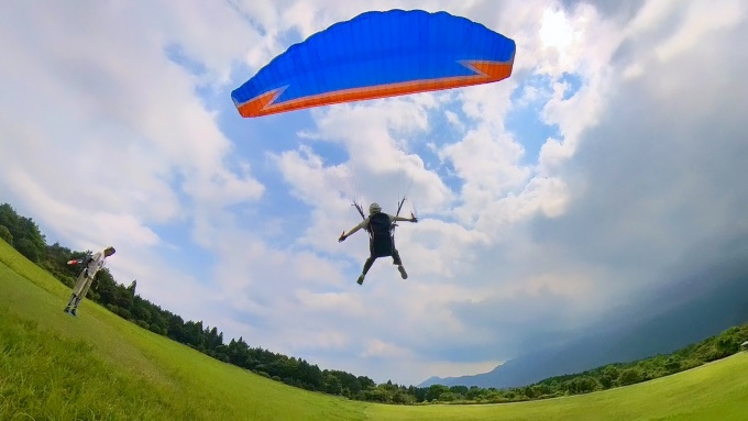 静岡・朝霧高原で行うパラグライダーのソロチャレンジ体験。インストラクターのサポートを受けながら、自分で操作して飛び立ちました